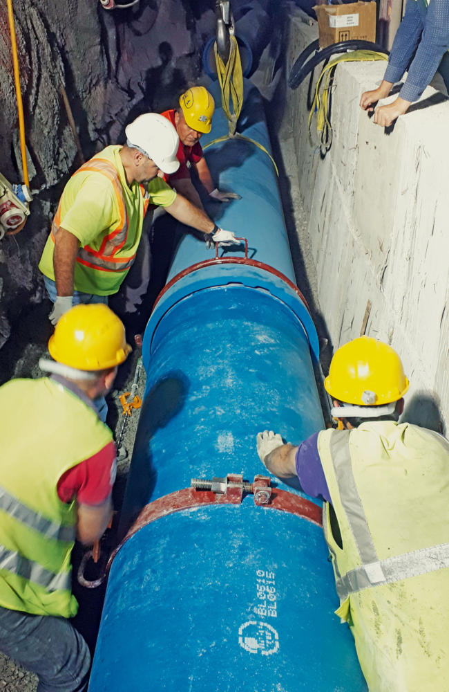 An assembly team installing a DN 800 pipe.